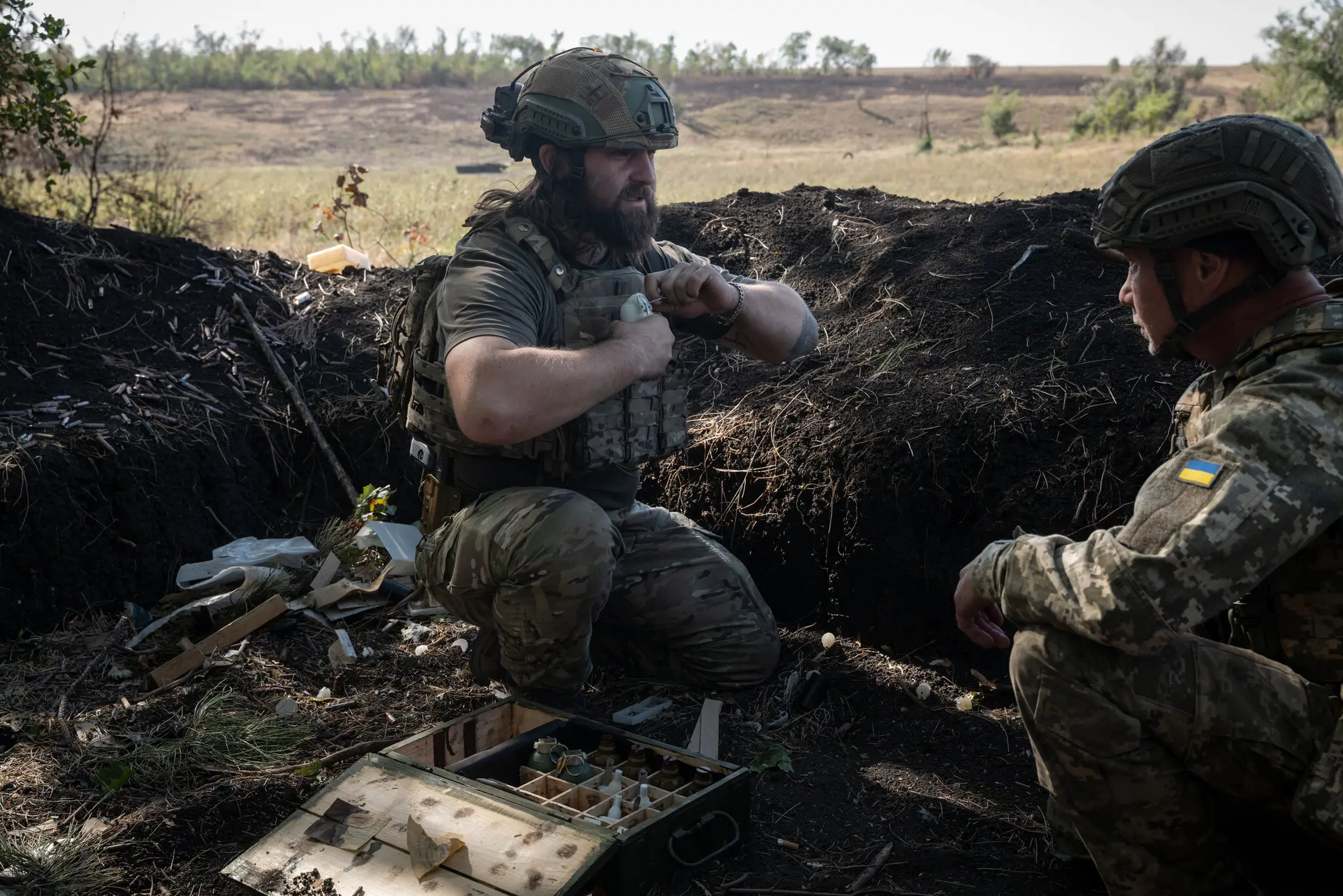 Українські військові під час навчань зі зброєю в Донецькій області на сході України в неділю. Останніми місяцями Росія посилила атаку на українські електростанції та теплоенерго.